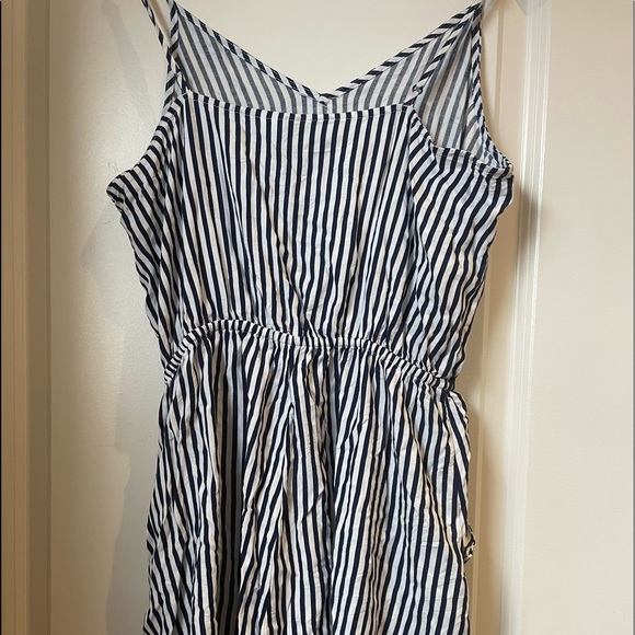 This is a romper from H&M. It is a US size 6. - Picture 2 of 3